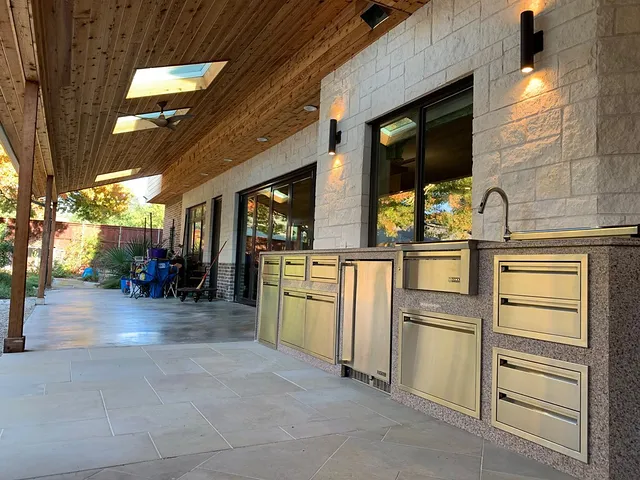 Covered outdoor kitchen & patio